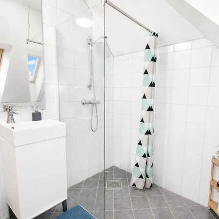 Floor - Unbeatable Location Apartment *